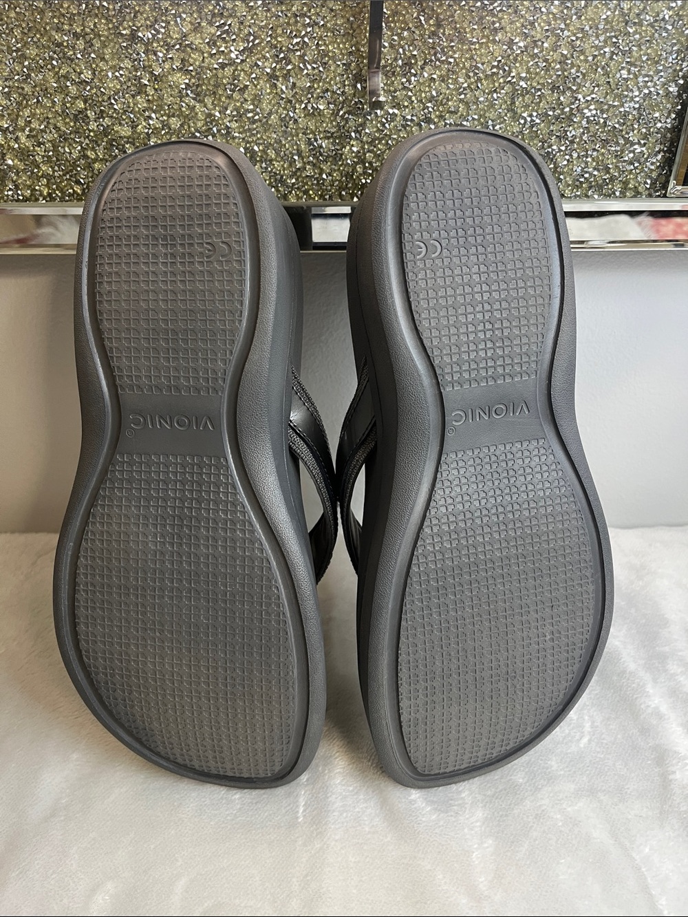 Vionic Women's Charcoal Gray Comfort Thong Sandals - Picture 10 of 13